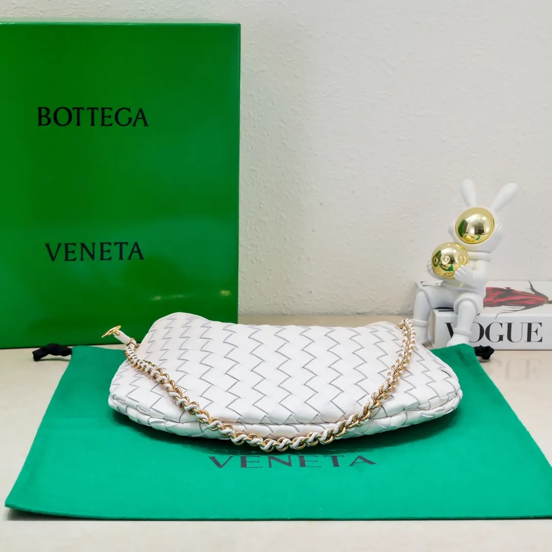 Batch 1860 Bv2024 early spring new product ⛓️Chain SARDINE 💙 Upgraded chain shoulder strap ⛓️ Chic and high-end, showing the fashion taste of urban women! Metal handles and classic weaving are combined together to perfectly integrate art and elegance. Through exquisite craftsmanship, new sardine-shaped handles are cast, and the brass material is the finishing touch. Each handle has a unique light-floating effect. The top-grade sheepskin material is woven to create a half-moon-shaped bag body, which has a fleshy touch and satisfies the preferences of those who pay attention to details. It is the most outstanding fashionable item for any occasion! 💕 Size: 33x20x4, Model: 6768#
